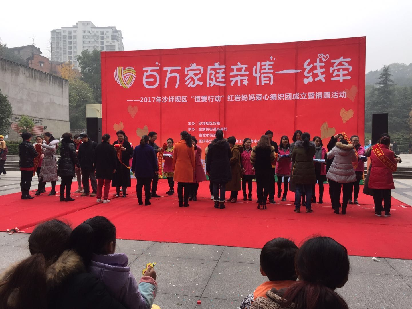 志愿之行,爱心传递 川外中文系“熠烛”志愿团队参与“百万家庭亲情一线牵”活动