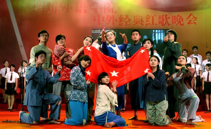 2008年中外經典紅歌匯,合唱《繡紅旗》